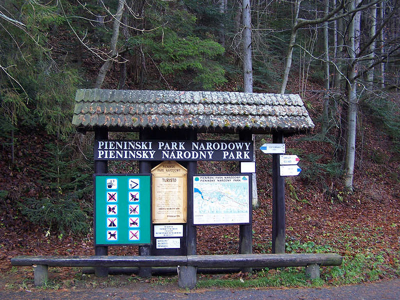 Droga Pienińska - tablica Pienińskiego Parku Narodowego przy pawilonie wejściowym w Szczawnicy, źródło: wikimedia